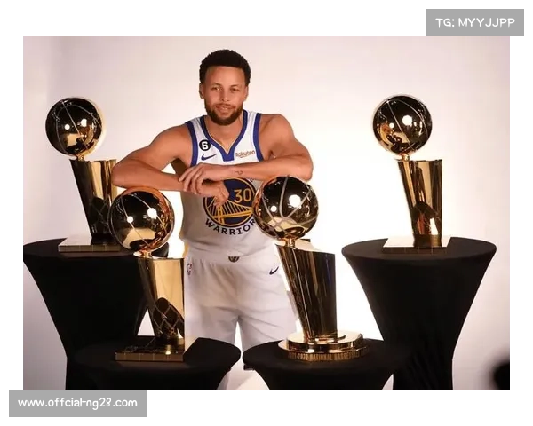 库里场边观战：神情专注，与年轻球员交流战术